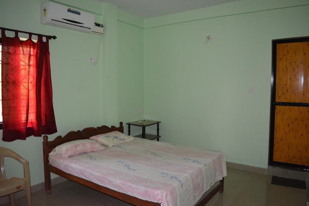 Vailankanni Guesthouse Morjim Room photo